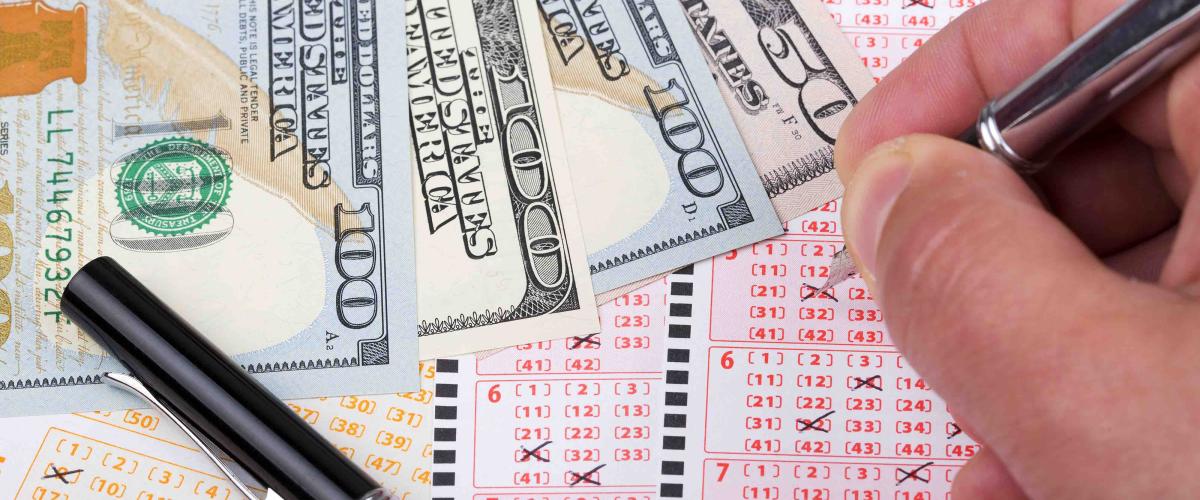 Illinois Frau gewinnt 1 Million Dollar Lotto Jackpot mit von der Mutter übergebenen Zahlen