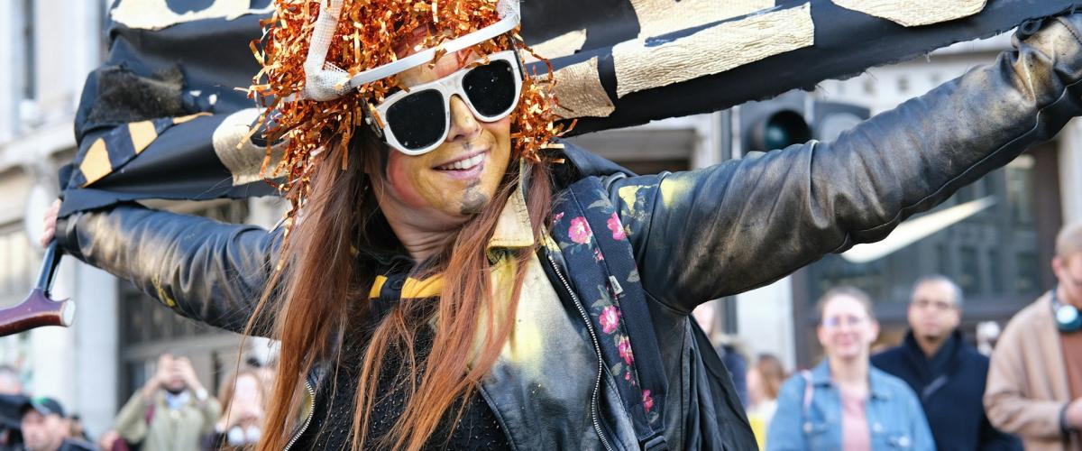 Frau aus Washington, D.C., holt sich 2-Millionen-Dollar-Lottogewinn in thematisch passender Kleidung ab