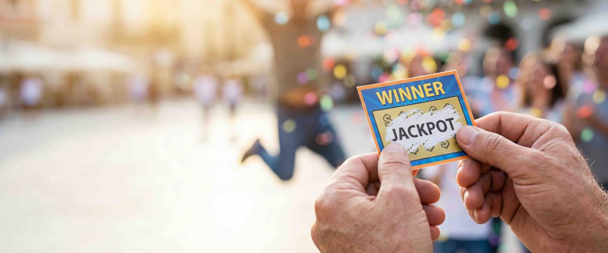 Frau aus Illinois gewinnt 3 Millionen Dollar in der Lotterie nach kurzfristigem Wechsel des Geschäftes