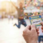 Frau aus Illinois gewinnt 3 Millionen Dollar in der Lotterie nach kurzfristigem Wechsel des Geschäftes