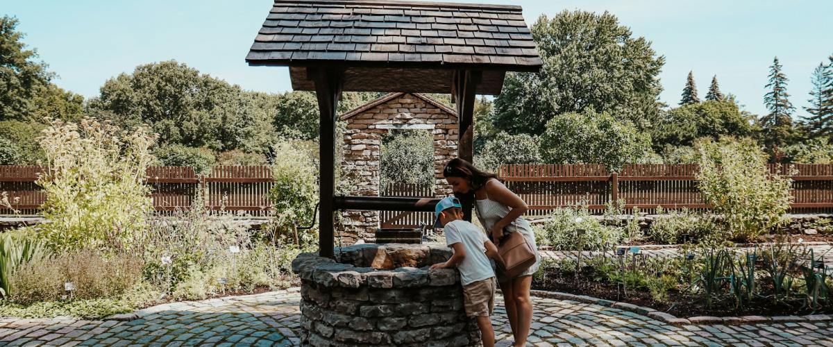 Rebecca gewinnt £250.000 nach einem Besuch am Wunschbrunnen