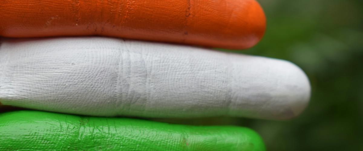 Drei Lotto-Spieler teilen ihre Freude nach der Gewinnabholung in der Zentrale der National Lottery!