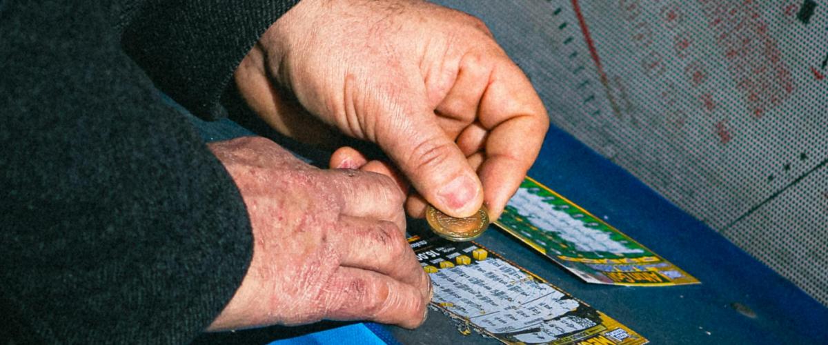 Lehrer aus New Jersey erhält Lotterielos im Wert von 500.000 Dollar als Geschenk von Eltern