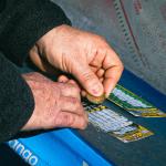 Lehrer aus New Jersey erhält Lotterielos im Wert von 500.000 Dollar als Geschenk von Eltern