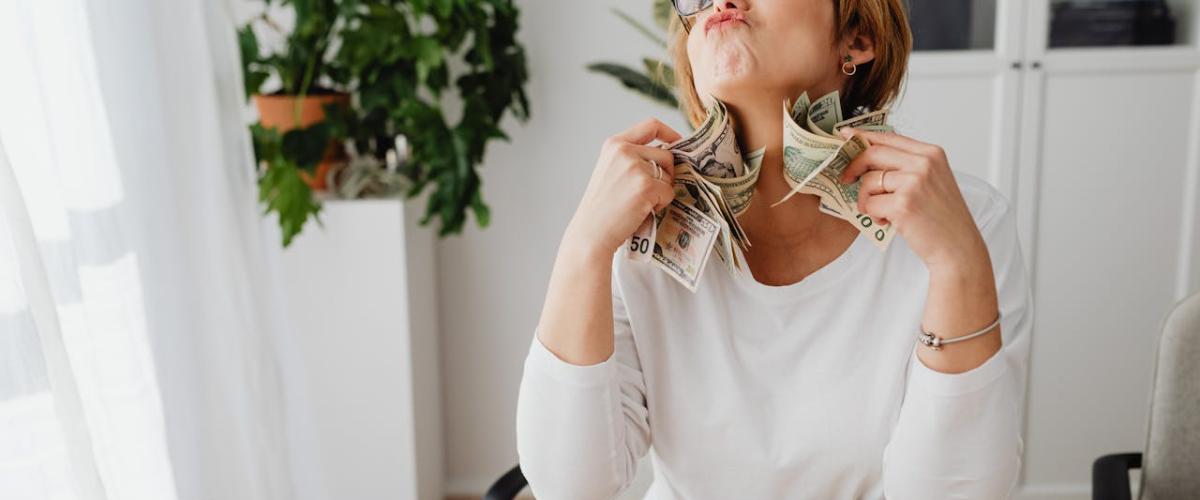 Katze rettet den Tag, indem sie lange verloren geglaubtes Lotterielos findet