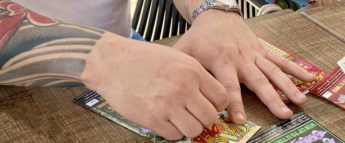 Überlebender eines verketteten Unfalls beim 4. Juli-Umzug in Ohio gewinnt 500.000 Dollar im Lotto