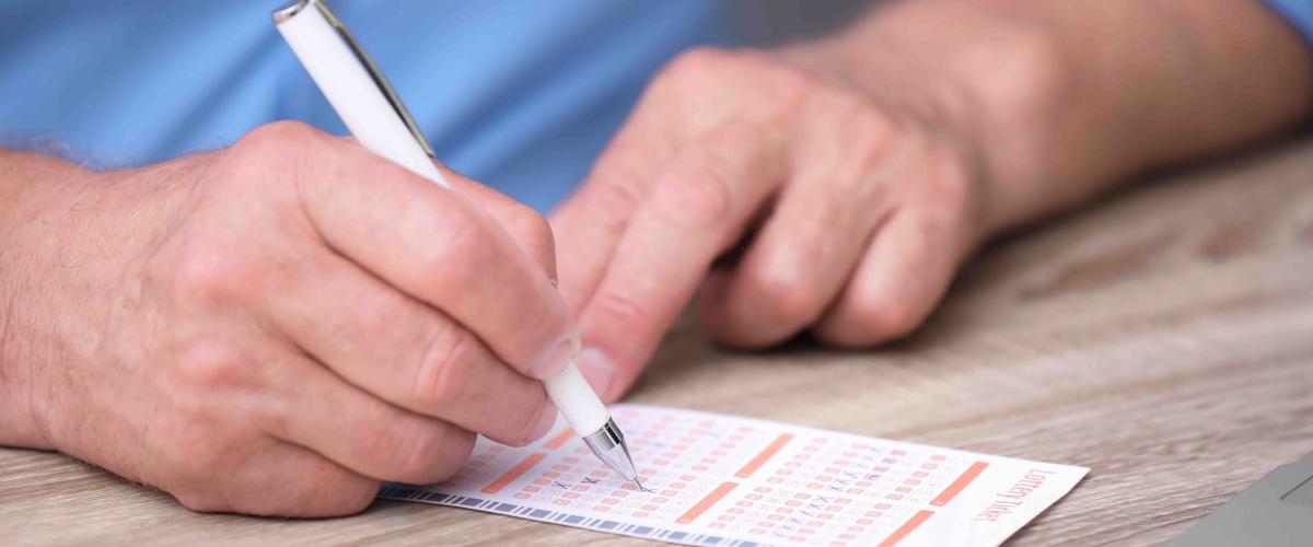 Verstorbener Vater hinterlässt Heft mit Lottozahlen – Sohn gewinnt 1 Million Pfund in „unglaublichem“ Ausgang