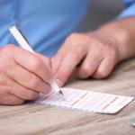 Verstorbener Vater hinterlässt Heft mit Lottozahlen – Sohn gewinnt 1 Million Pfund in „unglaublichem“ Ausgang