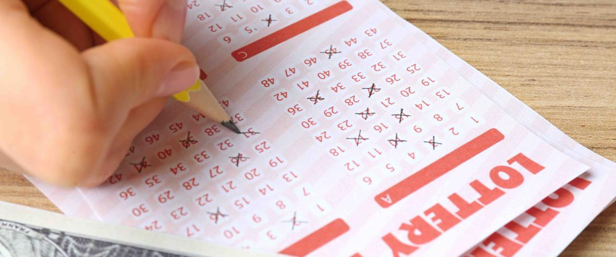 Eine Gewinnerin der Nebraska-Lotterie gewinnt 1 Million Dollar in der Powerball "Nacht der Millionäre" mit selbst ausgewählten Zahlen