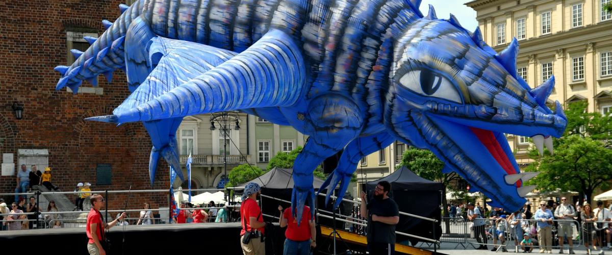 National Lottery‘s "Fingers Crossed"-Installationen feiern den hoffnungsvollen britischen Sommer