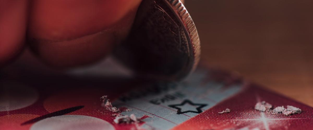 Der inspirierende "Hinweis" eines verstorbenen Vaters führt zu einem Lotteriegewinn von 1 Million Dollar für einen Mann aus Illinois