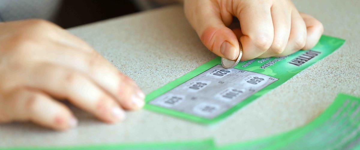 Frau aus Michigan kauft die letzten drei Lottoscheine und gewinnt 1 Million Dollar
