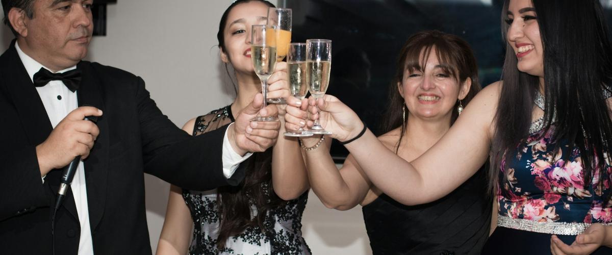 Zwei glückliche Powerball-Gewinner beanspruchen ihre 15,08 Millionen Dollar